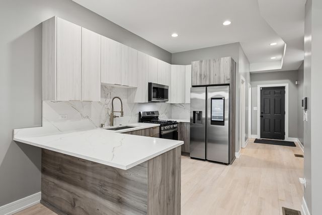 2816 W Warren Boulevard, Chicago, IL 60612