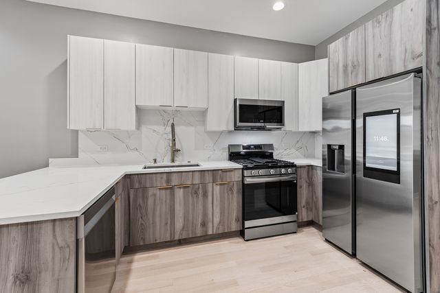 2816 W Warren Boulevard, Chicago, IL 60612