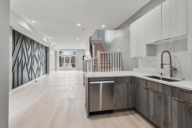 2816 W Warren Boulevard, Chicago, IL 60612