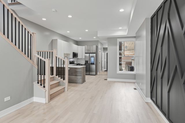 2816 W Warren Boulevard, Chicago, IL 60612