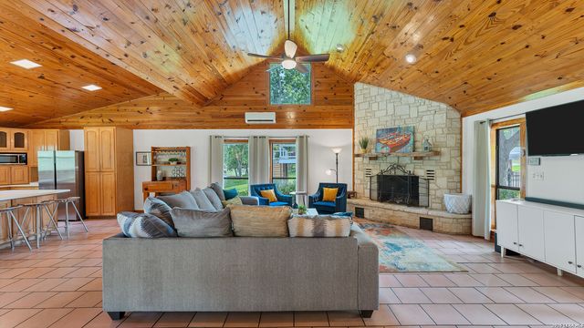 302 SHANGRILA LN, New Braunfels, TX 78130