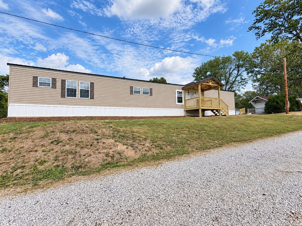 Image 1 of property listing at 3432 Seed House Road, Iuka, IL 62849