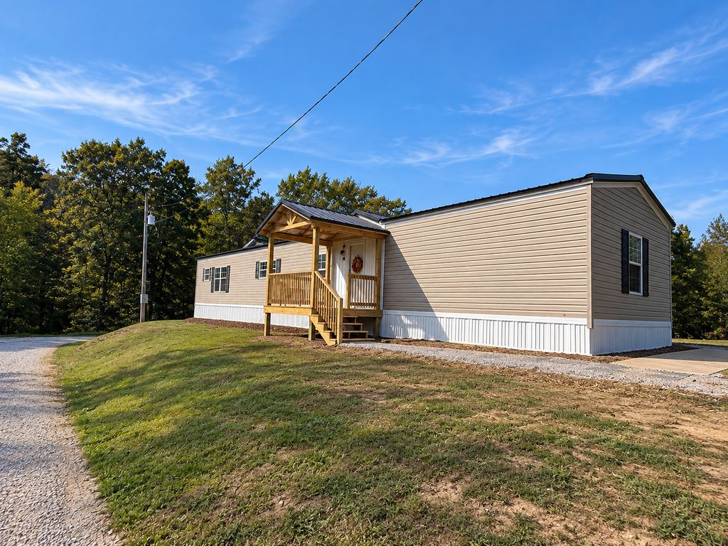 Image 2 of property listing at 3432 Seed House Road, Iuka, IL 62849