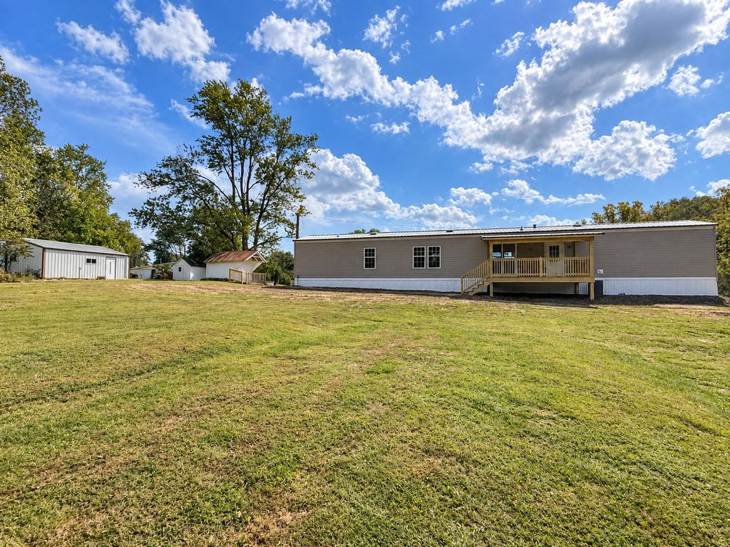 Image 11 of property listing at 3432 Seed House Road, Iuka, IL 62849
