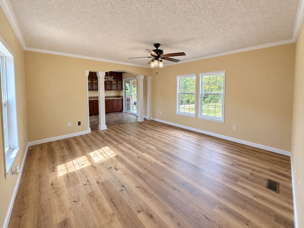 Image 14 of property listing at 3432 Seed House Road, Iuka, IL 62849