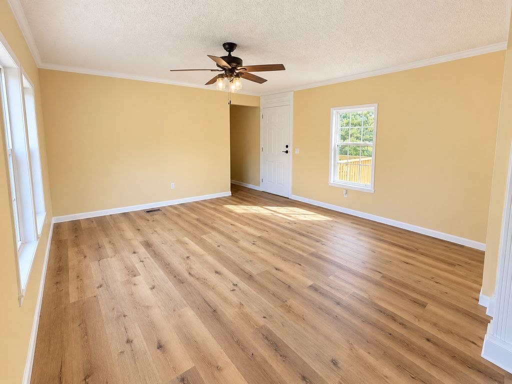 Image 15 of property listing at 3432 Seed House Road, Iuka, IL 62849