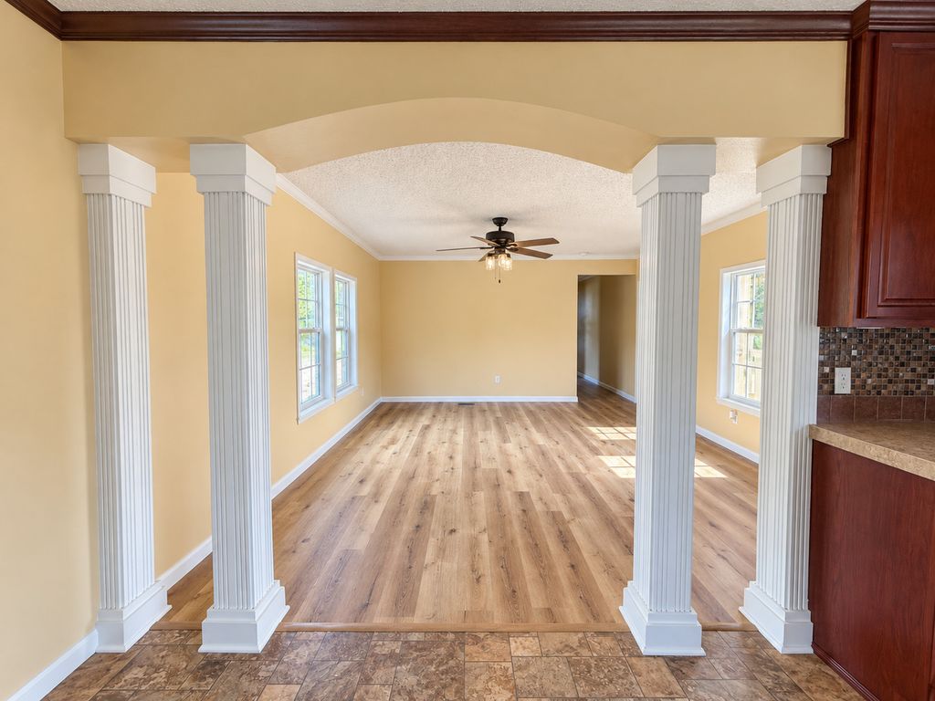 Image 16 of property listing at 3432 Seed House Road, Iuka, IL 62849