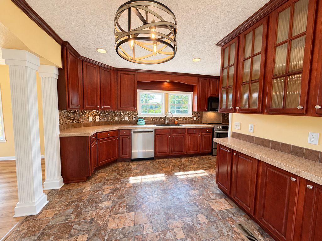 Image 17 of property listing at 3432 Seed House Road, Iuka, IL 62849