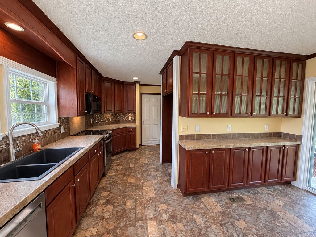 Image 18 of property listing at 3432 Seed House Road, Iuka, IL 62849