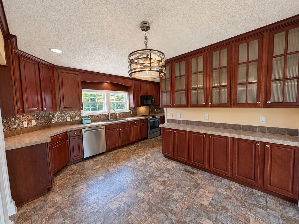 Image 19 of property listing at 3432 Seed House Road, Iuka, IL 62849