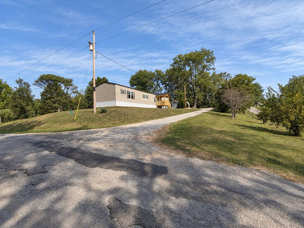 Image 4 of property listing at 3432 Seed House Road, Iuka, IL 62849