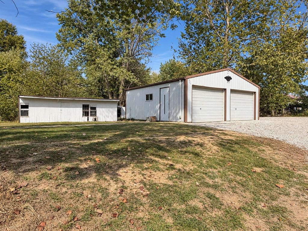 Image 35 of property listing at 3432 Seed House Road, Iuka, IL 62849