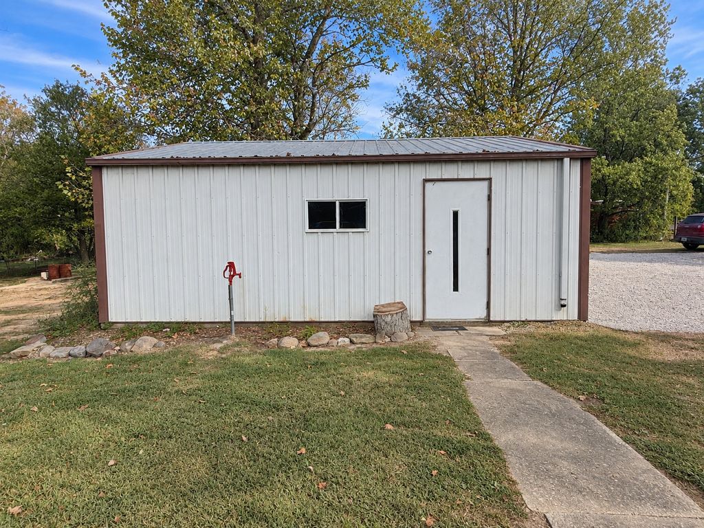 Image 36 of property listing at 3432 Seed House Road, Iuka, IL 62849