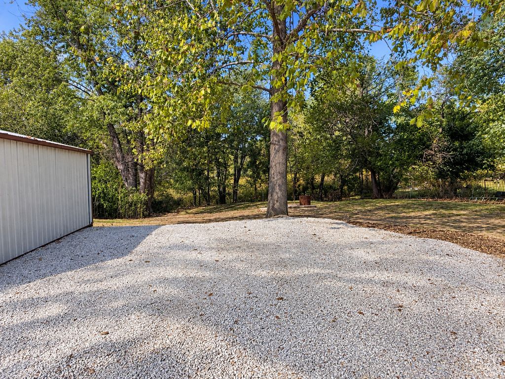 Image 37 of property listing at 3432 Seed House Road, Iuka, IL 62849