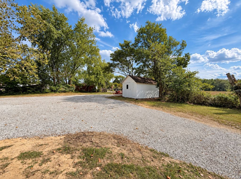 Image 38 of property listing at 3432 Seed House Road, Iuka, IL 62849