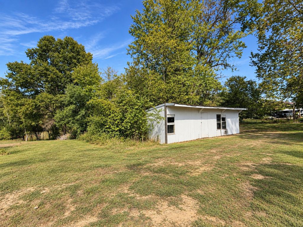 Image 39 of property listing at 3432 Seed House Road, Iuka, IL 62849