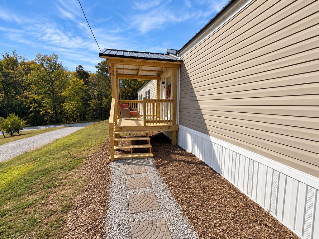 Image 5 of property listing at 3432 Seed House Road, Iuka, IL 62849