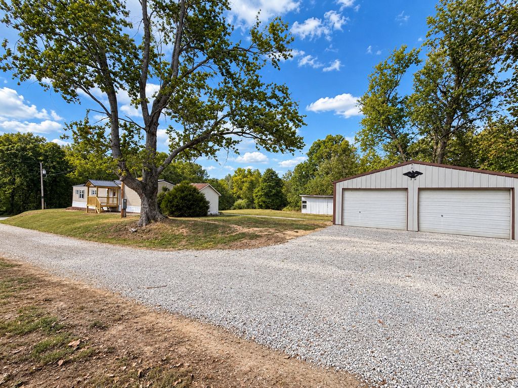 Image 6 of property listing at 3432 Seed House Road, Iuka, IL 62849