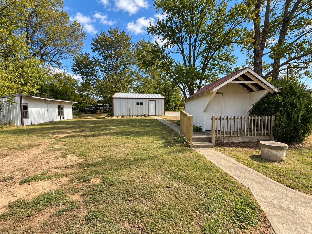 Image 7 of property listing at 3432 Seed House Road, Iuka, IL 62849