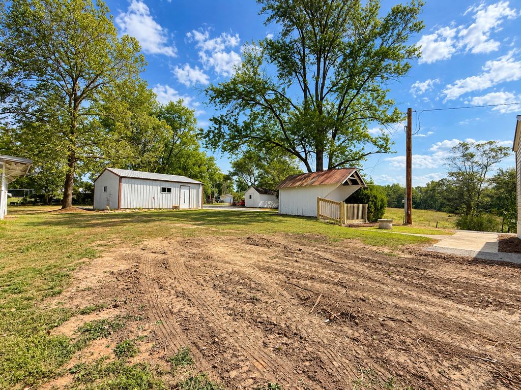 Image 8 of property listing at 3432 Seed House Road, Iuka, IL 62849
