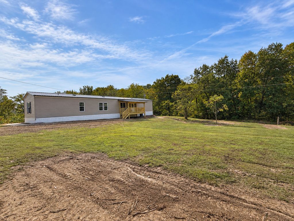 Image 9 of property listing at 3432 Seed House Road, Iuka, IL 62849