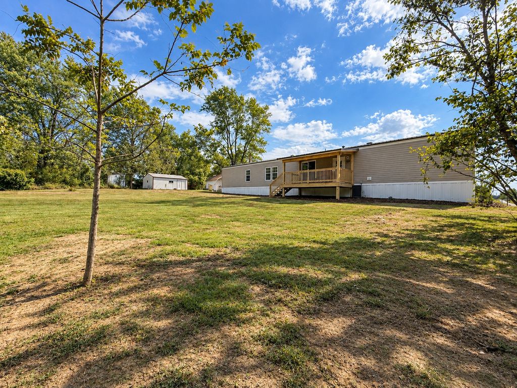 Image 10 of property listing at 3432 Seed House Road, Iuka, IL 62849