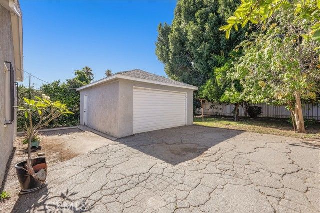 16005 Wyandotte Street, Los Angeles, CA 91406