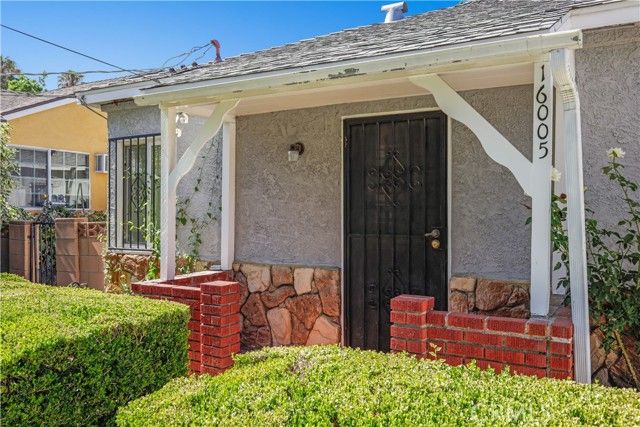 16005 Wyandotte Street, Los Angeles, CA 91406