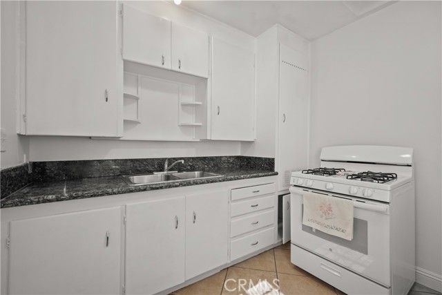 16005 Wyandotte Street, Los Angeles, CA 91406