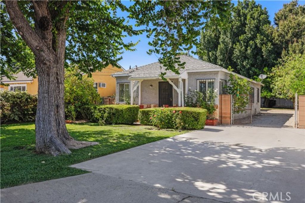 16005 Wyandotte Street, Los Angeles, CA 91406