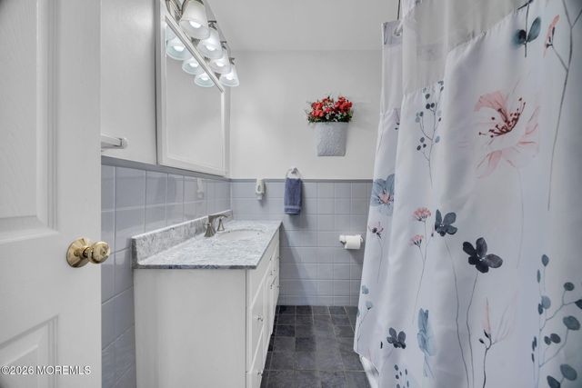 407 Clinton Avenue, Middlesex, NJ 08846