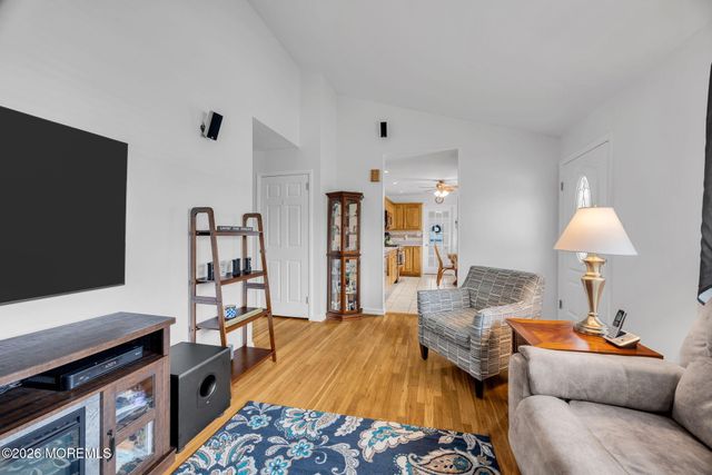 407 Clinton Avenue, Middlesex, NJ 08846