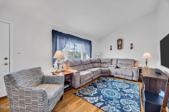 407 Clinton Avenue, Middlesex, NJ 08846