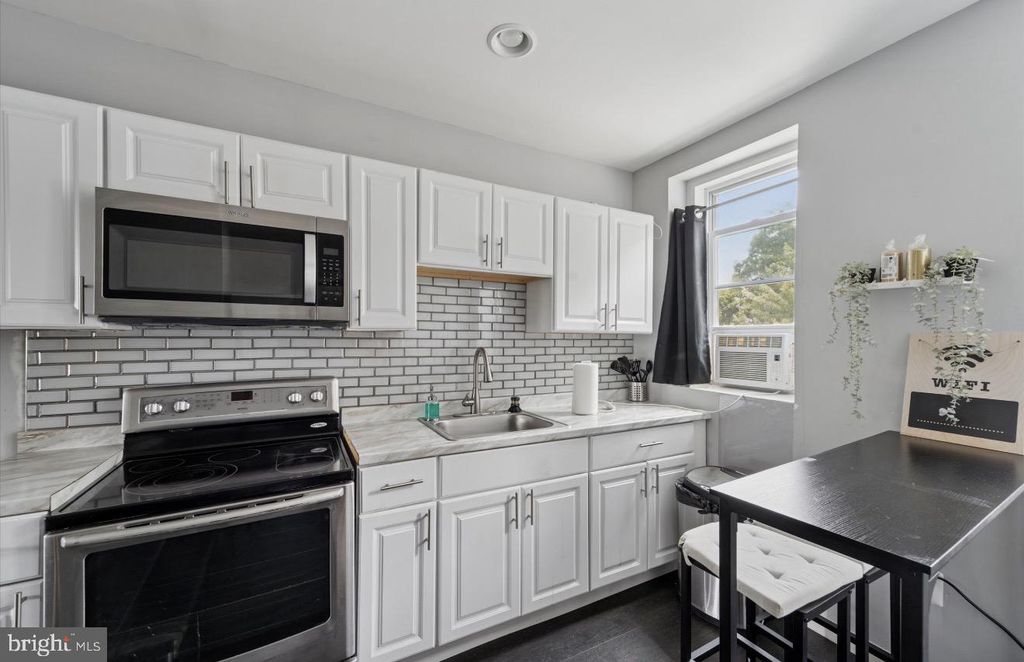 7018 WOODLAND AVE, PHILADELPHIA, PA 19142 — exterior
