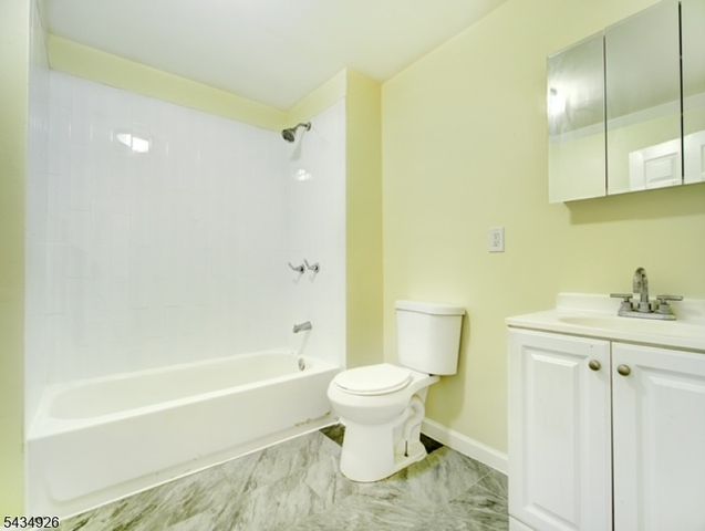1035 Hunterdon St, Newark City, NJ 07112