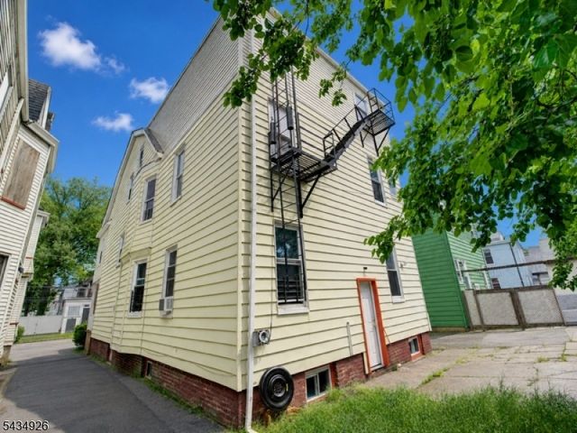 1035 Hunterdon St, Newark City, NJ 07112