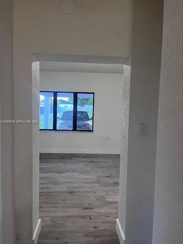 21221 SW 120 AVE, Miami, FL 33177