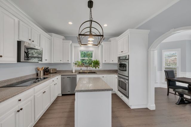 1004 Bradby Dr, Burns, TN 37029