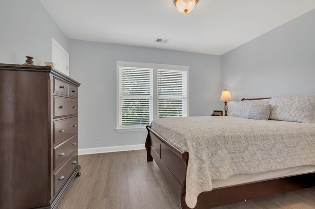 1004 Bradby Dr, Burns, TN 37029