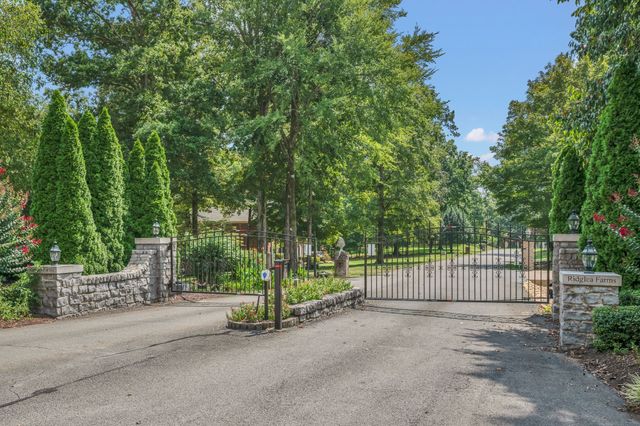 1004 Bradby Dr, Burns, TN 37029