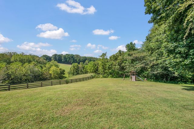 1004 Bradby Dr, Burns, TN 37029