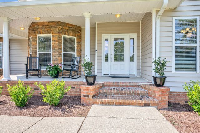 1004 Bradby Dr, Burns, TN 37029