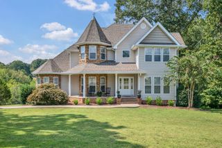1004 Bradby Dr, Burns, TN 37029
