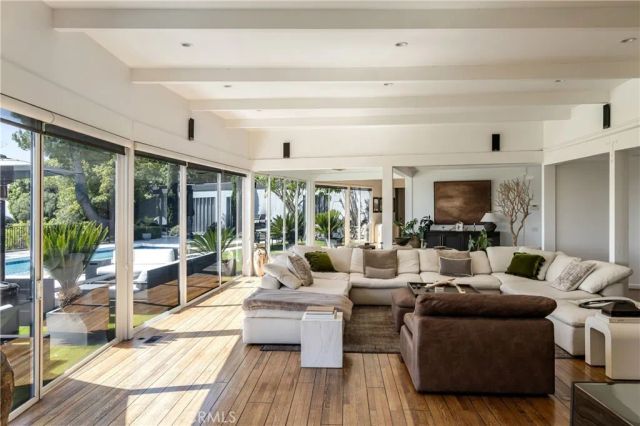 1110 Bel Air Place, Los Angeles, CA 90077