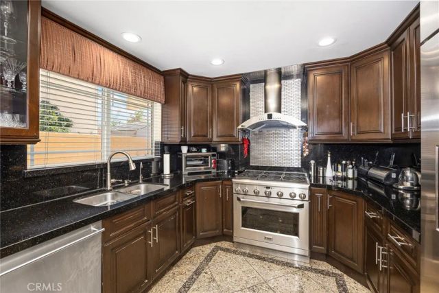 10610 Oak Tree Way, Sunland, CA 91040