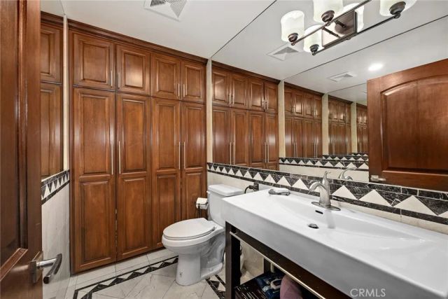 10610 Oak Tree Way, Sunland, CA 91040