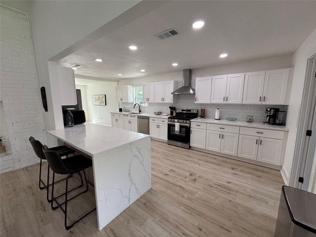 15511 Bowsprit Lane, Houston, TX 77062