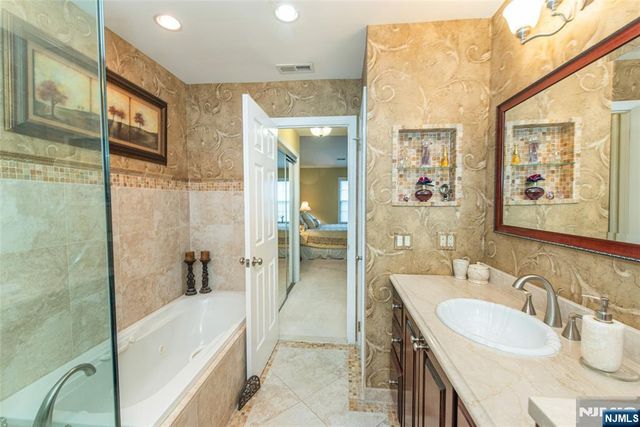 138 Day Court, Mahwah, NJ 07430
