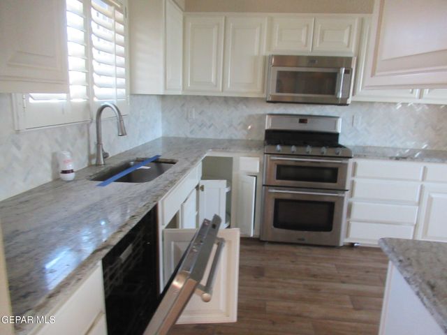 2928 DEVILS TOWER Circle, El Paso, TX 79904