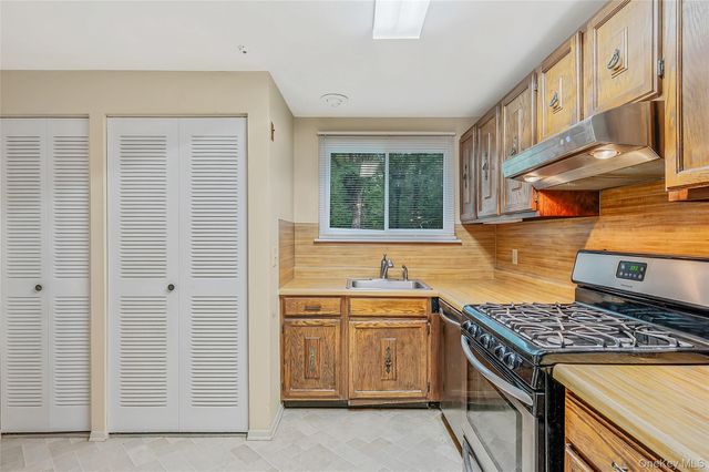 452 Birchwood Road, Medford, NY 11763